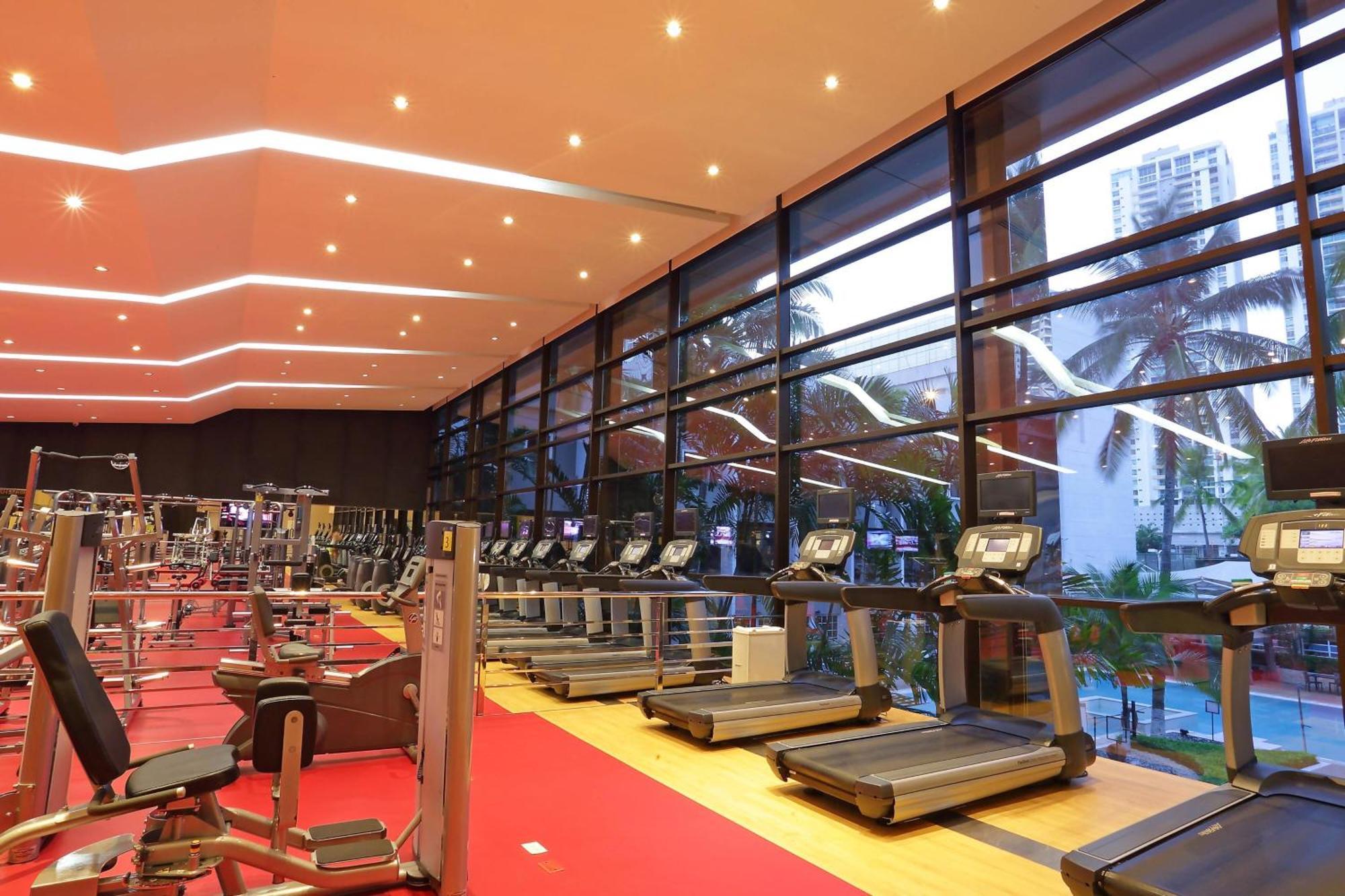 Sheraton Grand Panama Buitenkant foto The gym at the hotel