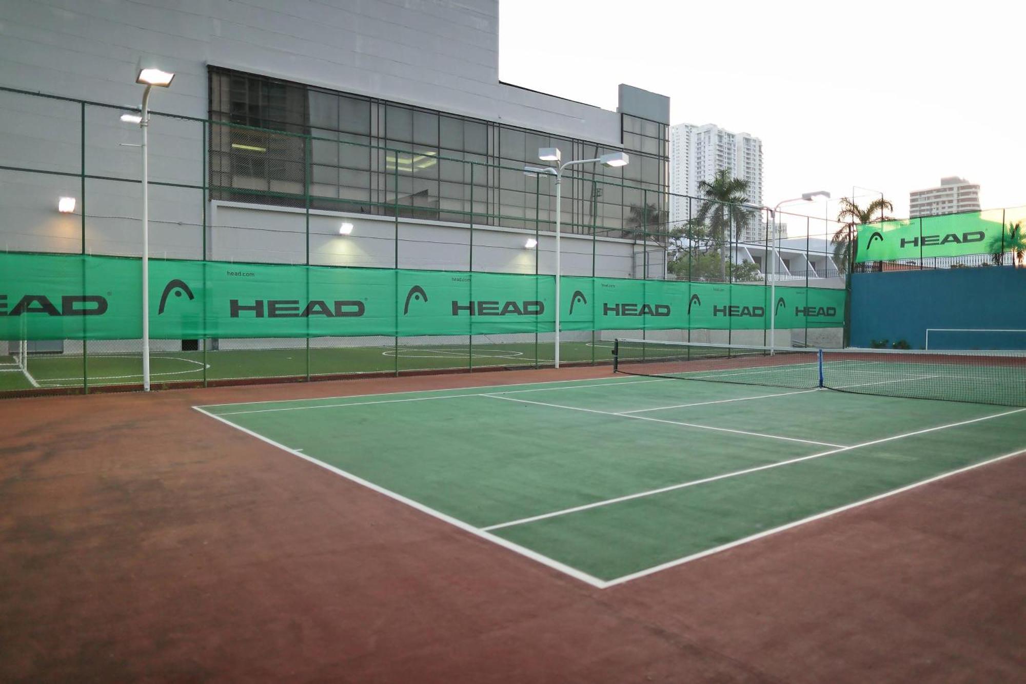 Sheraton Grand Panama Buitenkant foto Tennis court at the club