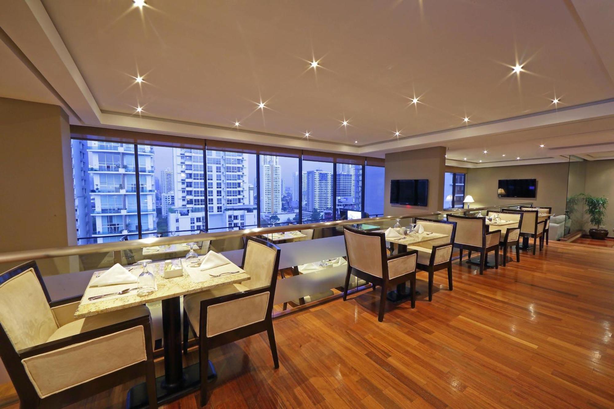 Sheraton Grand Panama Buitenkant foto Club Lounge at the 33rd floor