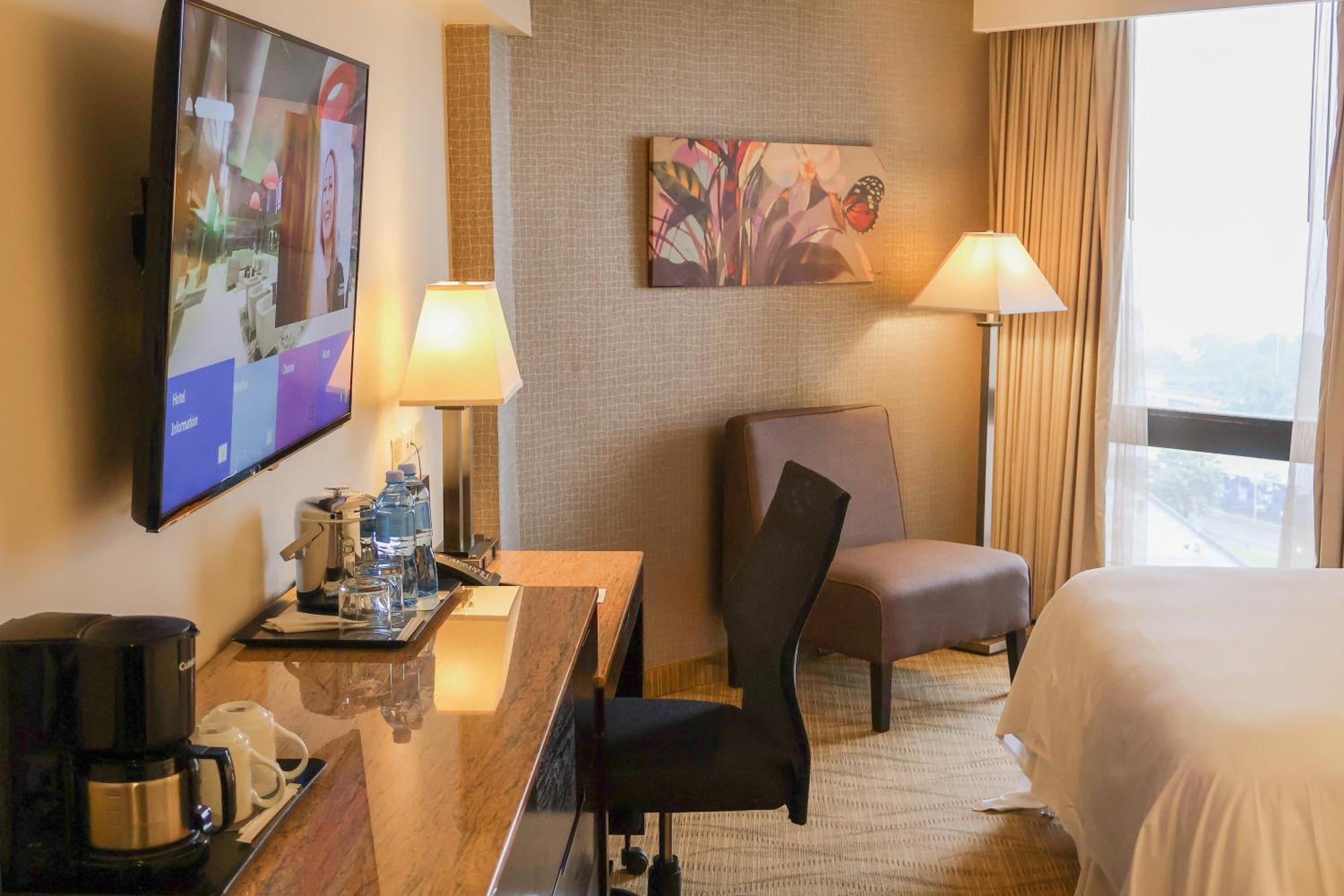 Sheraton Grand Panama Buitenkant foto A guest room at the Hilton San Francisco