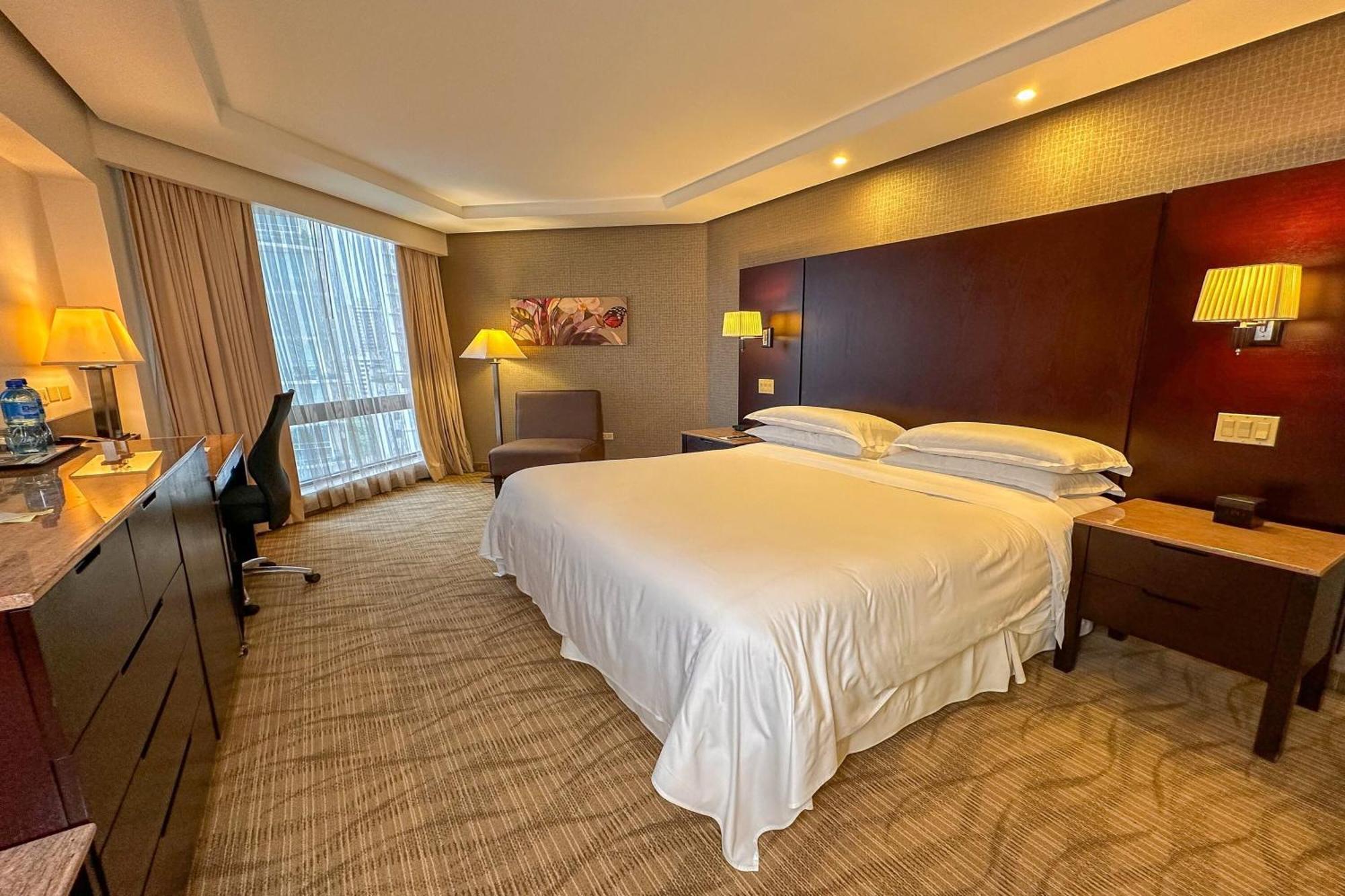 Sheraton Grand Panama Buitenkant foto A room at the hotel