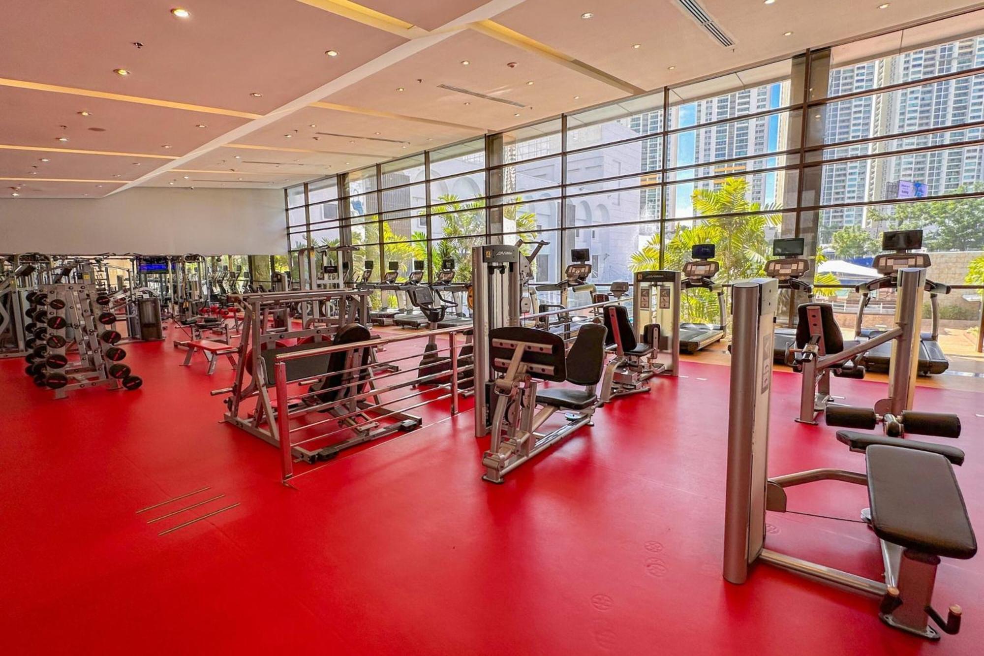 Sheraton Grand Panama Buitenkant foto The gym at the hotel