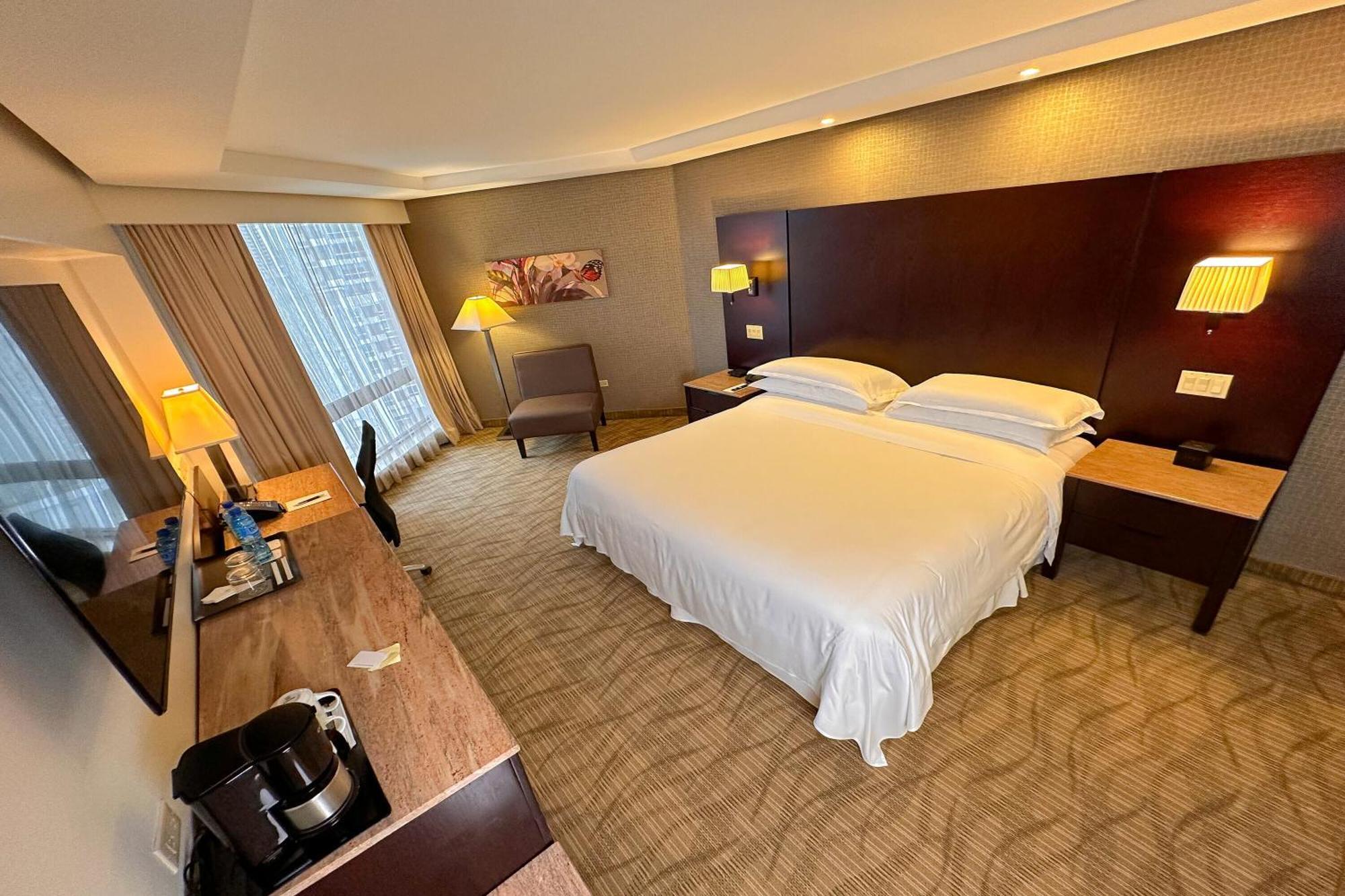 Sheraton Grand Panama Buitenkant foto A room at the hotel