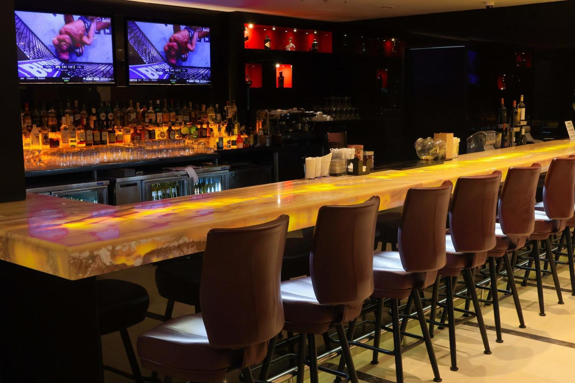 Sheraton Grand Panama Buitenkant foto The bar at the Wynn