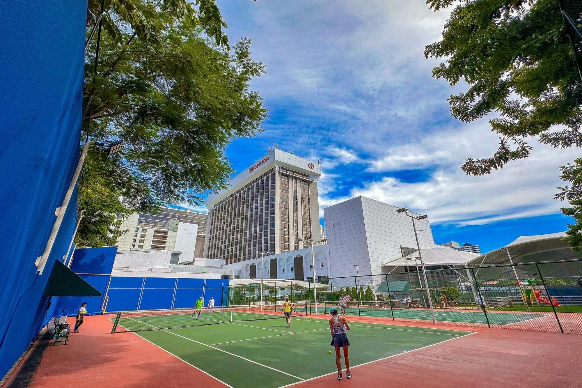 Sheraton Grand Panama Buitenkant foto Tennis courts at the hotel
