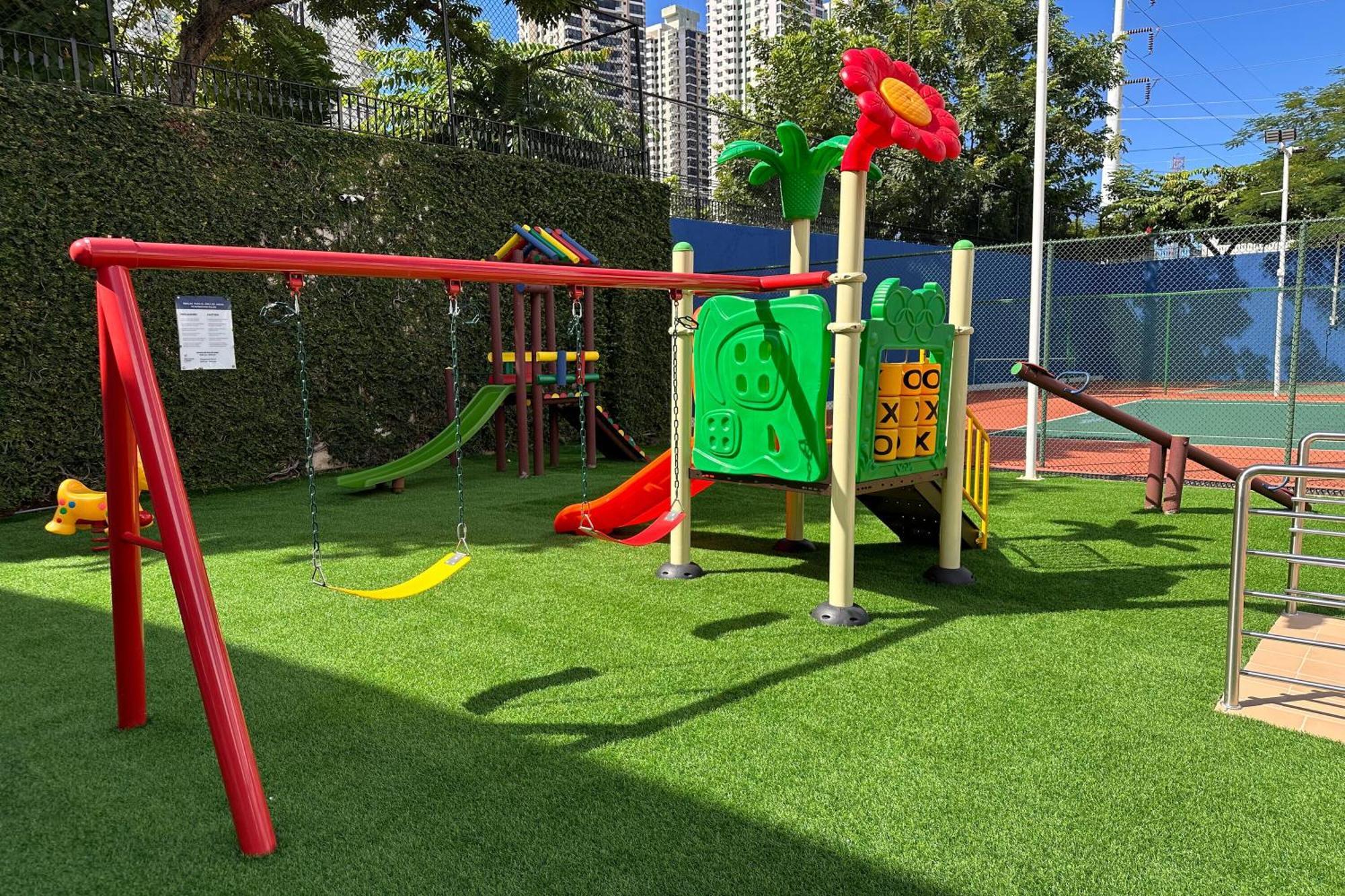 Sheraton Grand Panama Buitenkant foto Playground at the school