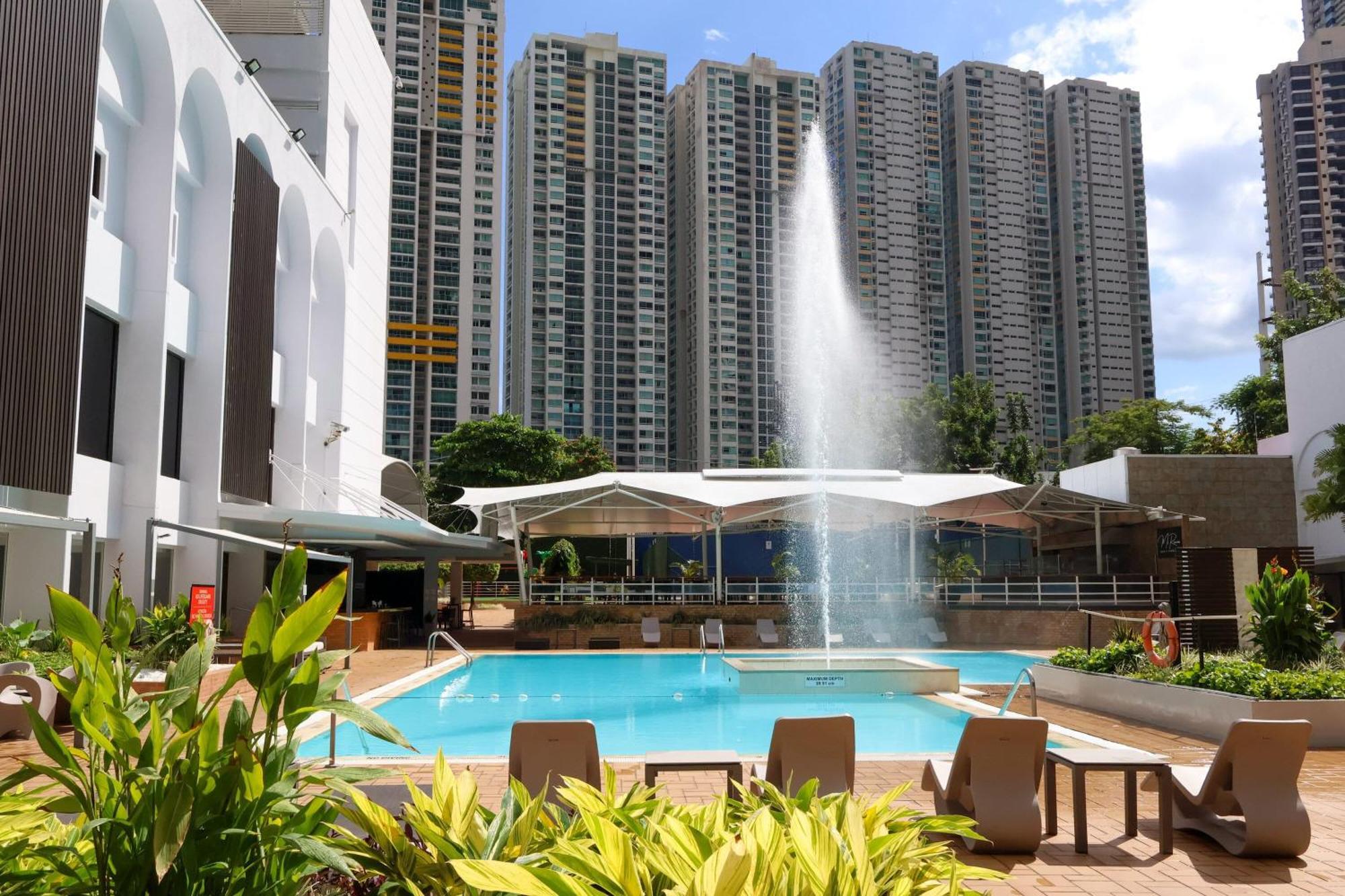 Sheraton Grand Panama Buitenkant foto The swimming pool at the clubhouse